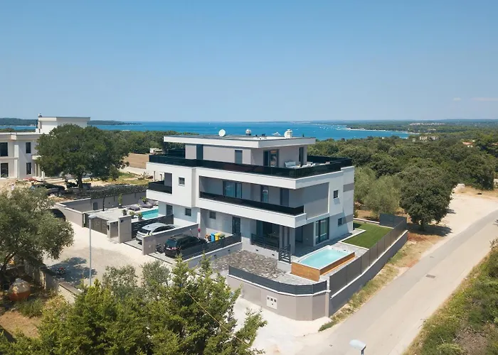 Villa Loreta With Sea View Pula