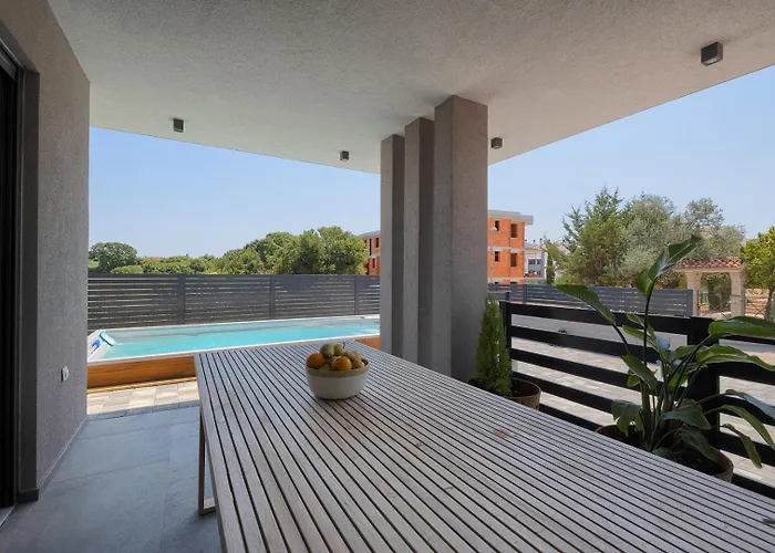 Villa Loreta With Sea View